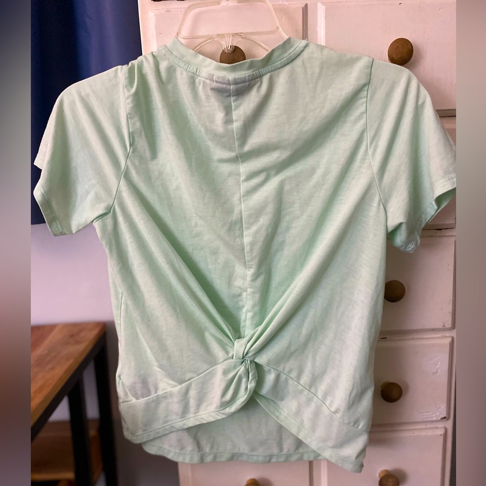 Women’s North Face tee with twist back.